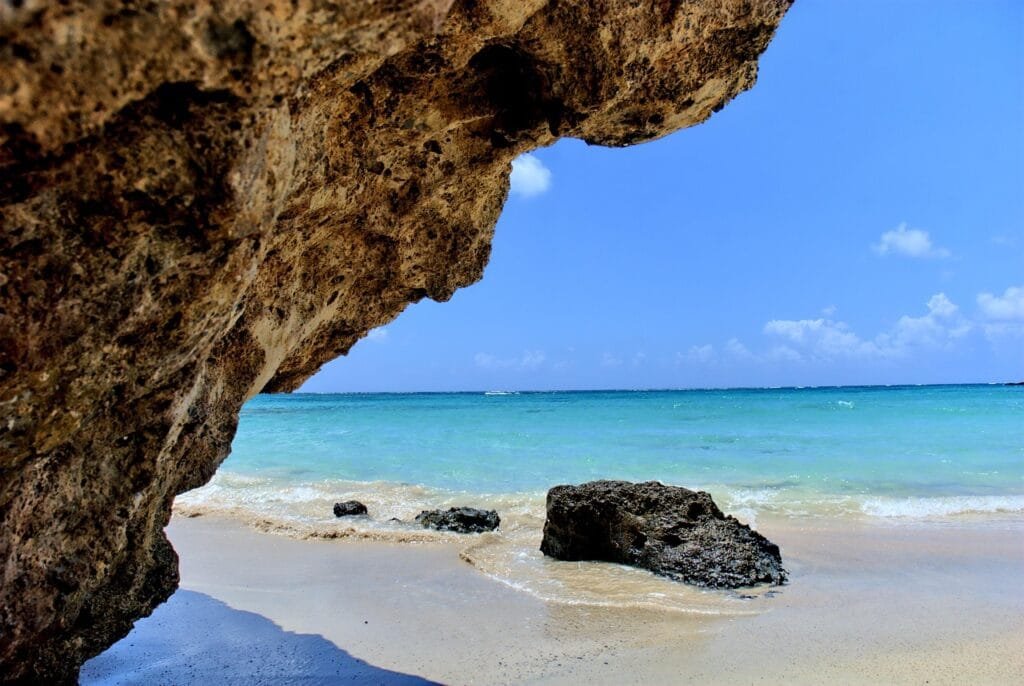 Les magnifiques eaux cristallines de la plage d'Elafonisi figurent parmi la liste des meilleures activités à faire en Crète