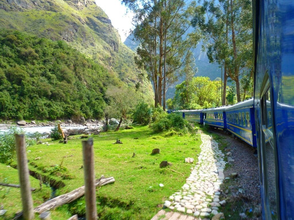 Voyager pas cher en août : mes astuces ! 3 On peut facilement trouver des modes de transports alternatifs comme le train pour voyager moins cher au mois d'août
