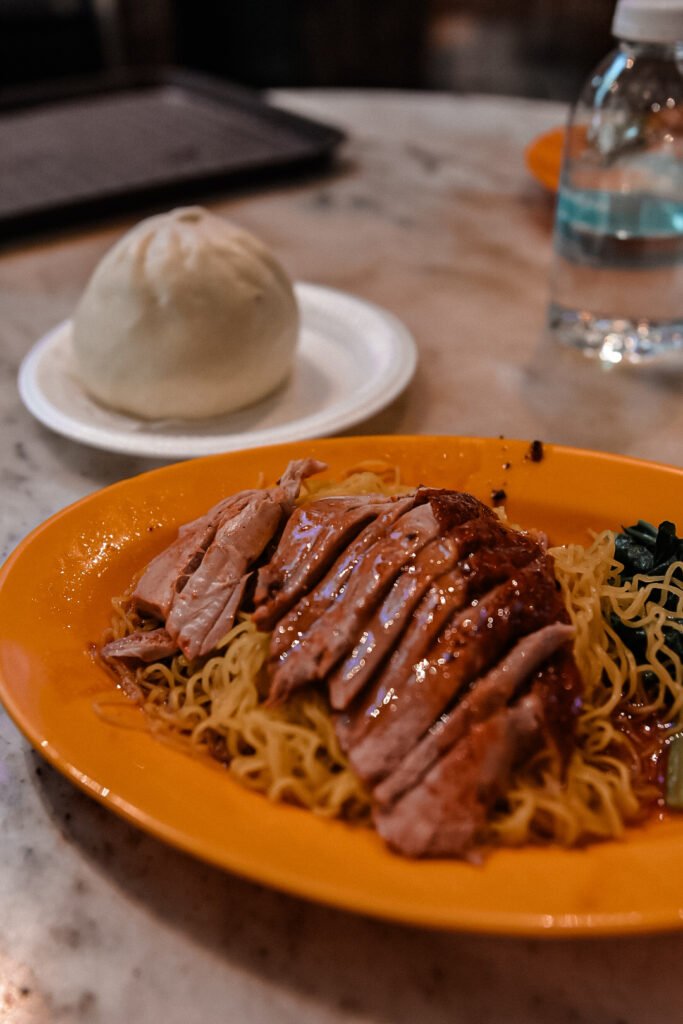 Dégustation de canard laqué dans un foodcourt à Singapour