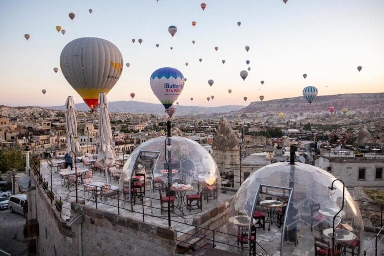 Hôtel troglodyte avec terrasse à Göreme, idéal pour visiter la Cappadoce en 3 jours