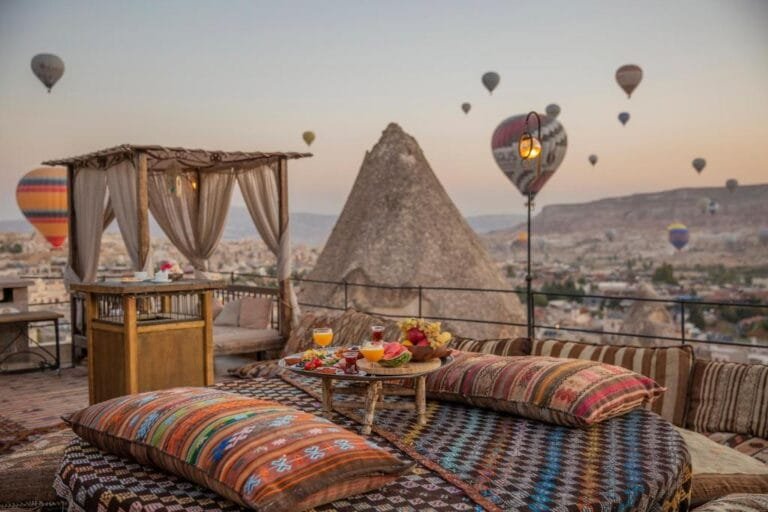 Terrasse d’un hôtel typique à Göreme avec décoration turque et ambiance chaleureuse