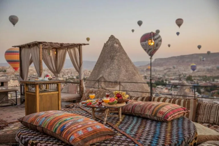 Terrasse d’un hôtel typique à Göreme avec décoration turque et ambiance chaleureuse