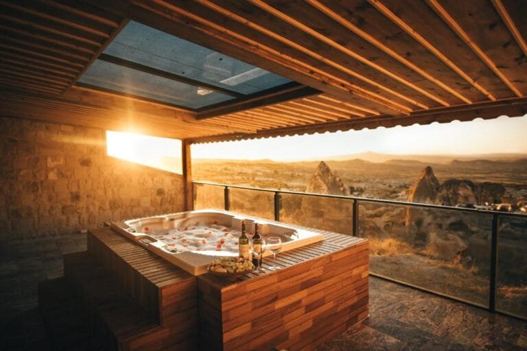 Vue depuis un hôtel à Uçhisar sur les cheminées de fée de la Cappadoce