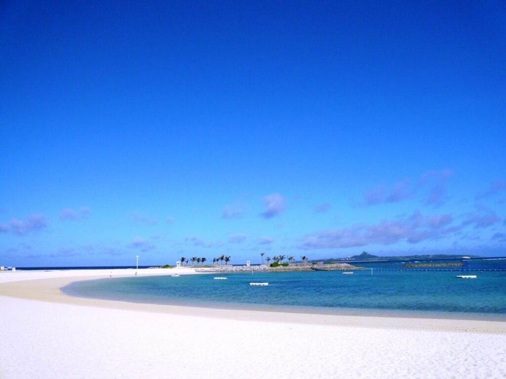 Emerald Beach à Okinawa avec son eau turquoise et son sable clair