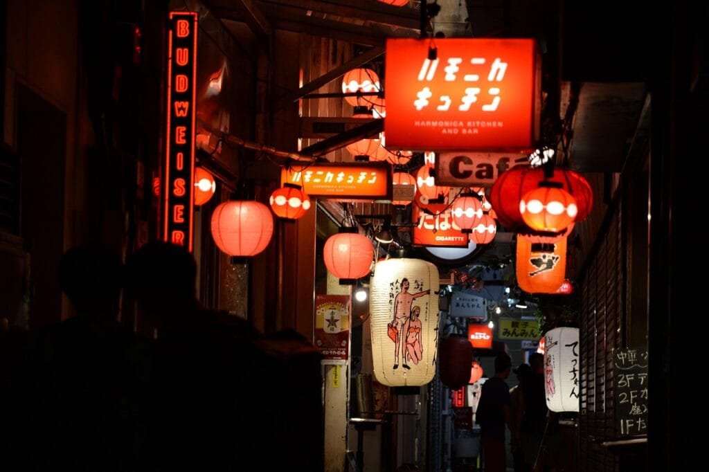 une ruelles remplie d'izakaya dans les rues de Tokyo