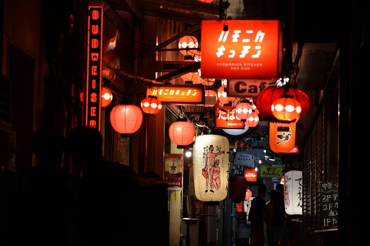 une ruelles remplie d'izakaya dans les rues de Tokyo