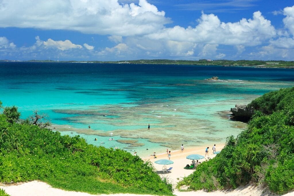 Entrée de Sunayama Beach à Miyakojima avec arche rocheuse et mer turquoise