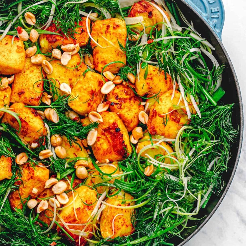 Top des spécialités à goûter au Vietnam 7 Cha Ca servi dans une poêle avec aneth et cacahuètes