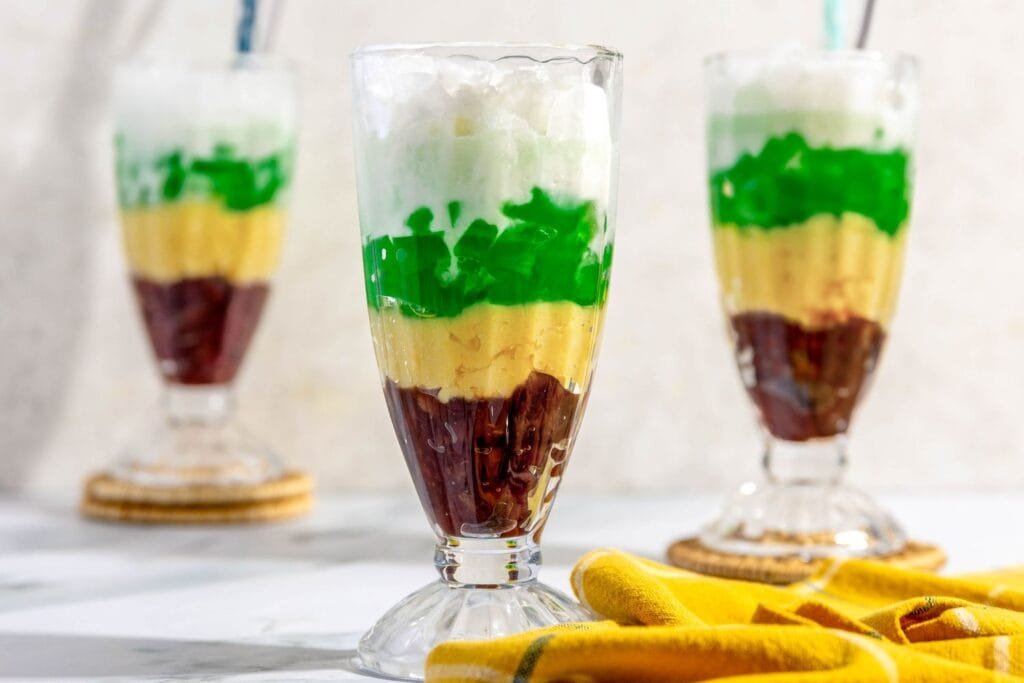 Top des spécialités à goûter au Vietnam 9 Che Ba Mau, dessert coloré aux haricots et lait de coco, l'une des spécialités sucrées du Vietnam