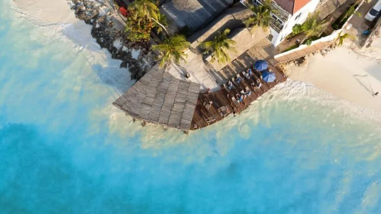 Resort haut de gamme à Nungwi, idéal si tu cherches où loger à Zanzibar dans une ambiance animée