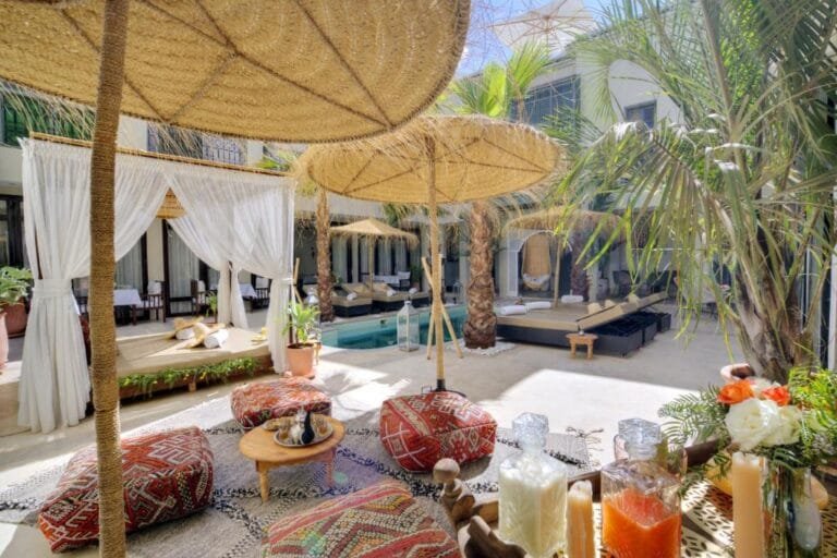 Que faire autour de Marrakech ? Top 10 des choses à faire 14 Riad traditionnel avec patio fleuri dans la médina de Marrakech