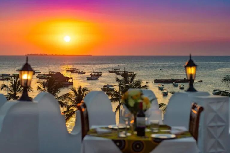 Chambre avec vue dans un hôtel de charme à Stone Town, idéal pour savoir où dormir à Zanzibar