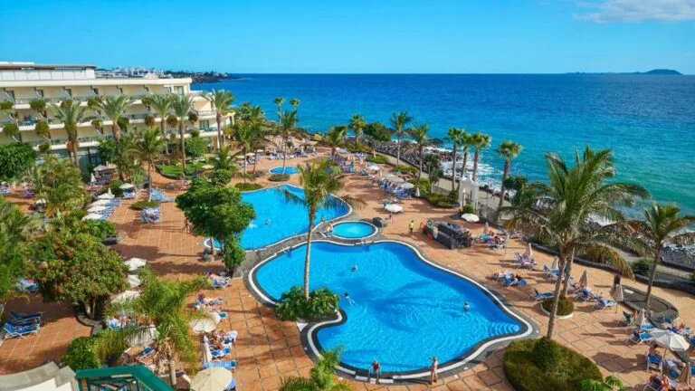 Hôtel avec piscine à Playa Blanca, idéal pour se détendre lors d'un séjour à Lanzarote