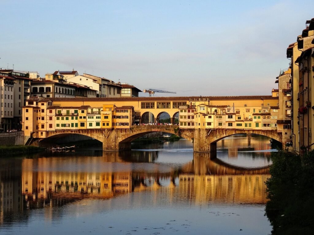 Promenade sur le Ponte Vecchio de Florence au coucher du soleil