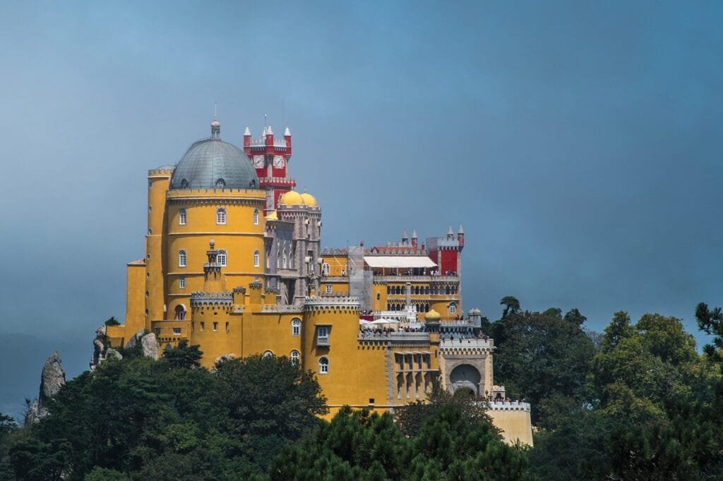 Vue sur le Palais de la Pena en sortant du train qui relie Lisbonne à Sintra