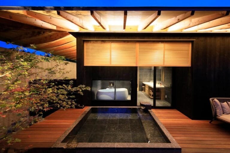 Ryokan isolé dans la campagne japonaise avec bain onsen et nature verdoyante