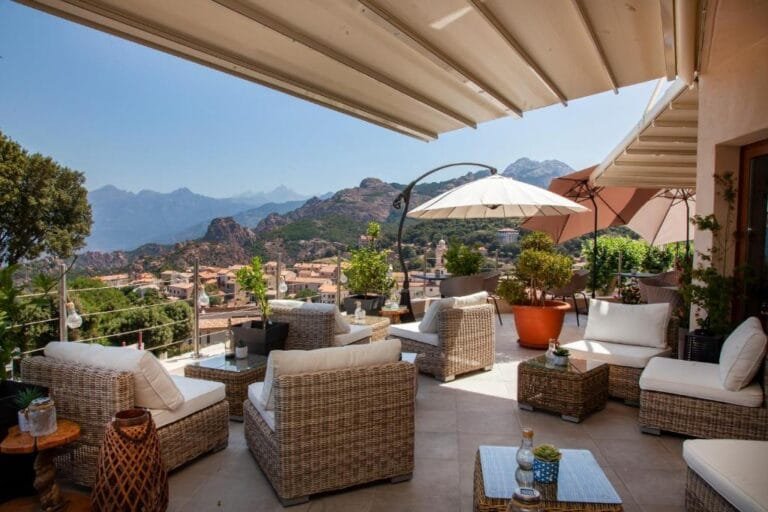 Terrasse de l'hôtel Scandola avec vue sur les Calanques de Piana