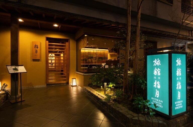 Magnifique cour éclairée d'un ryokan en plein coeur de Tokyo