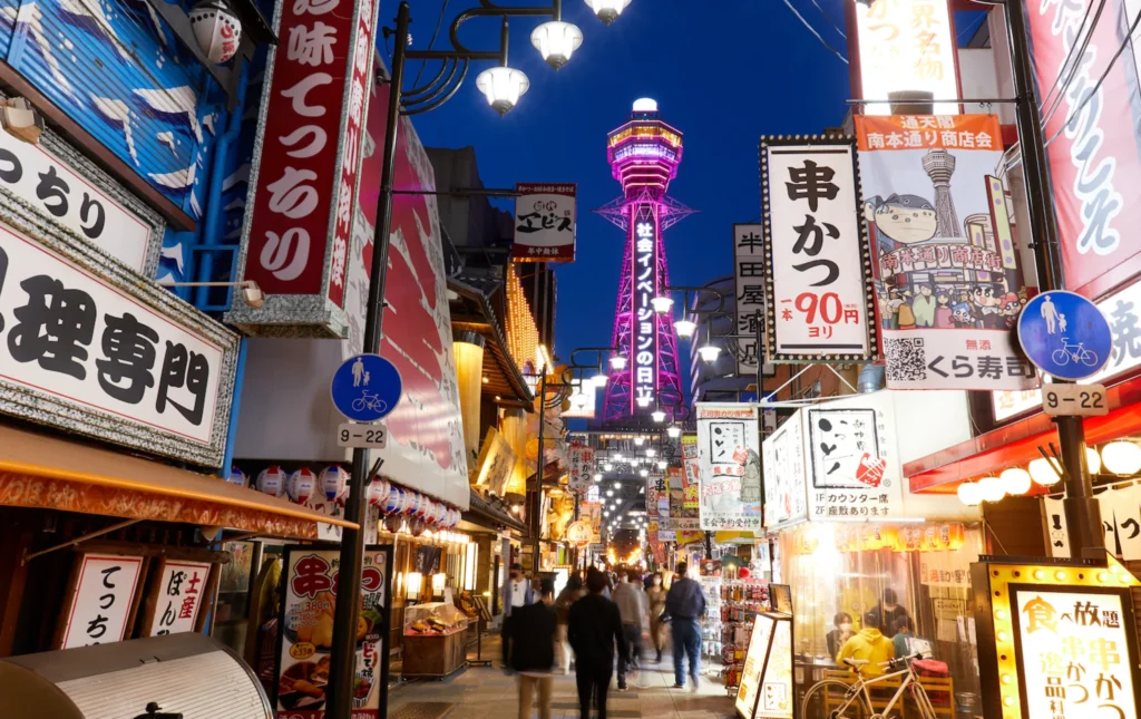 Ambiance nouveau monde du quartier Shinsekai avec restaurants et lumières à Osaka