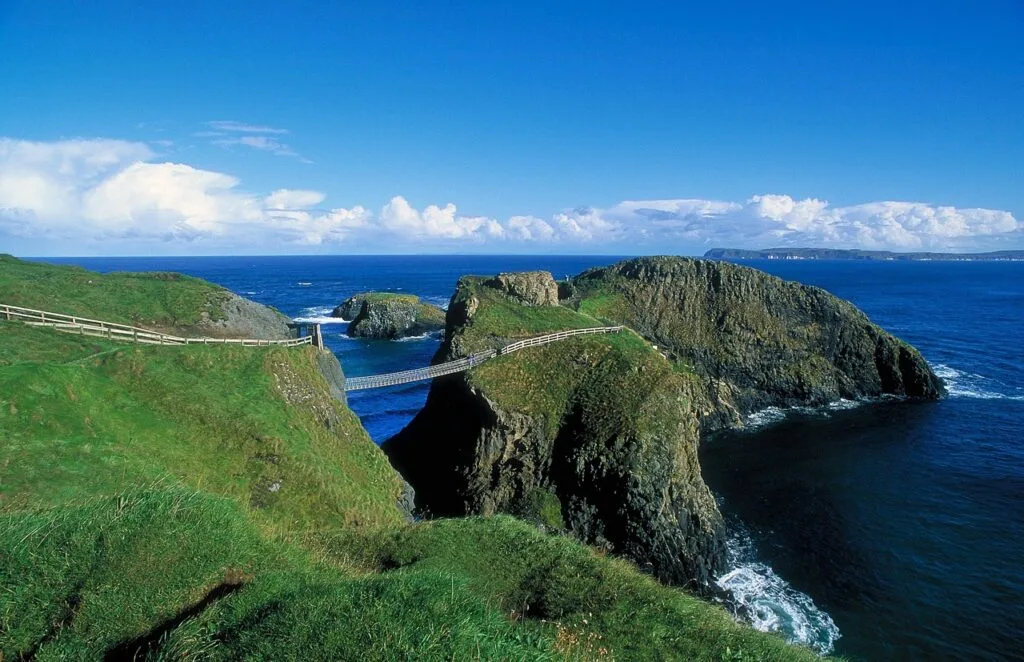 Traversée du pont suspendu de Carrick-A-Rede près de la Chaussée des Géants