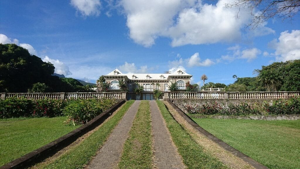 Distillerie Depaz avec vue sur la Montagne Pelée et la mer des Caraïbes