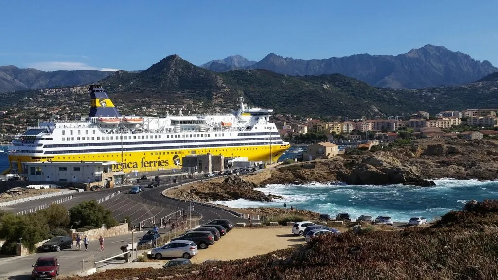 Ferry sur le port de Bastia pour aller à l'île d'Elbe depuis la Corse