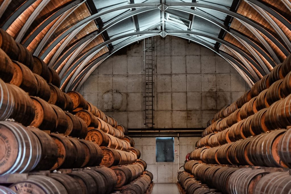 Tonneaux de rhum martiniquais dans une distillerie en Martinique
