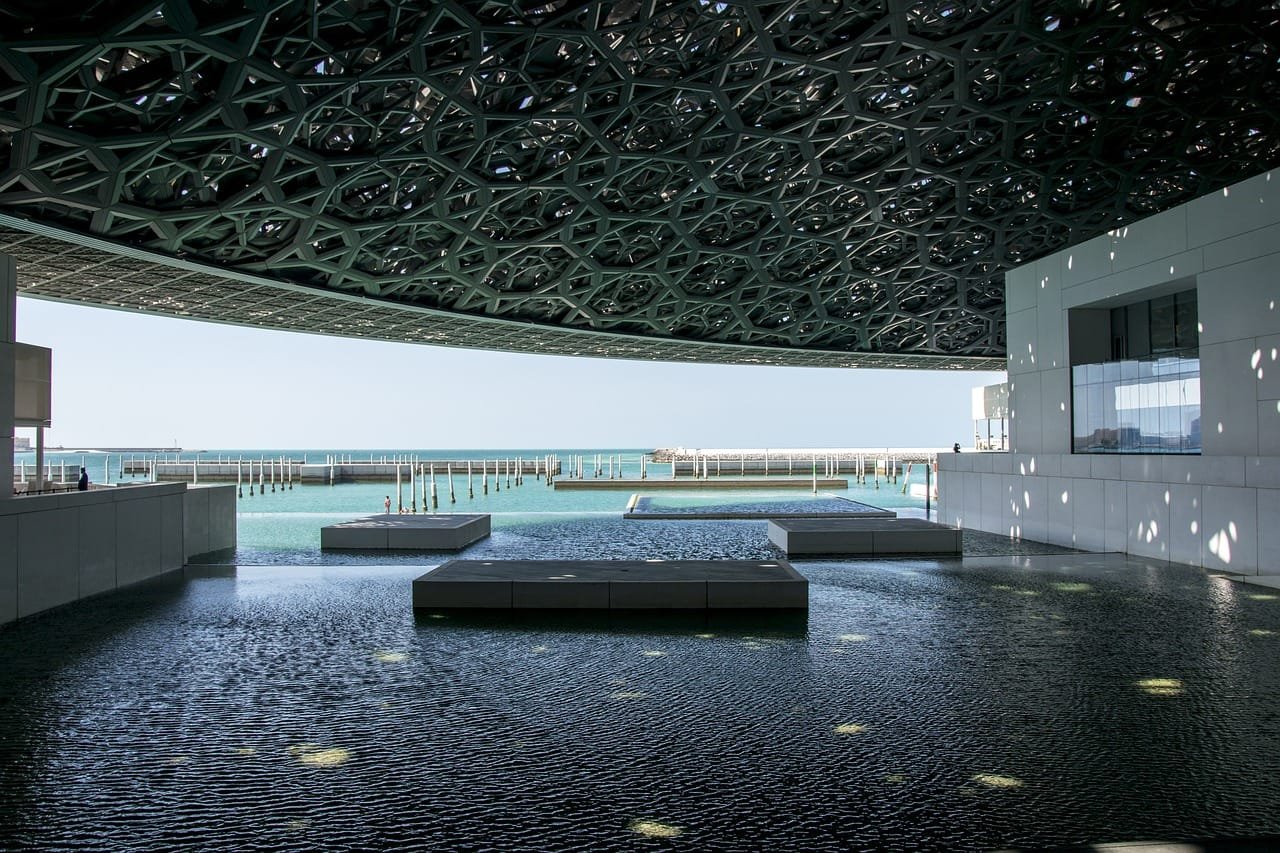 visiter le Louvre d'Abu Dhabi et son architecture unique