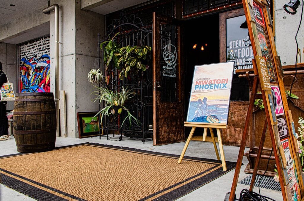 Décor original du Monkey Cinema Restaurant à Osaka avec ambiance rétro