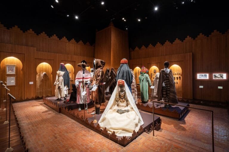 Salle d’exposition du musée Pierre Bergé présentant des objets d’art berbère