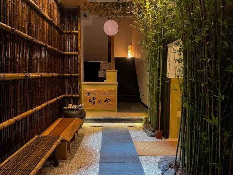 Ryokan de charme à Osaka avec éclairages tamisés et ambiance zen