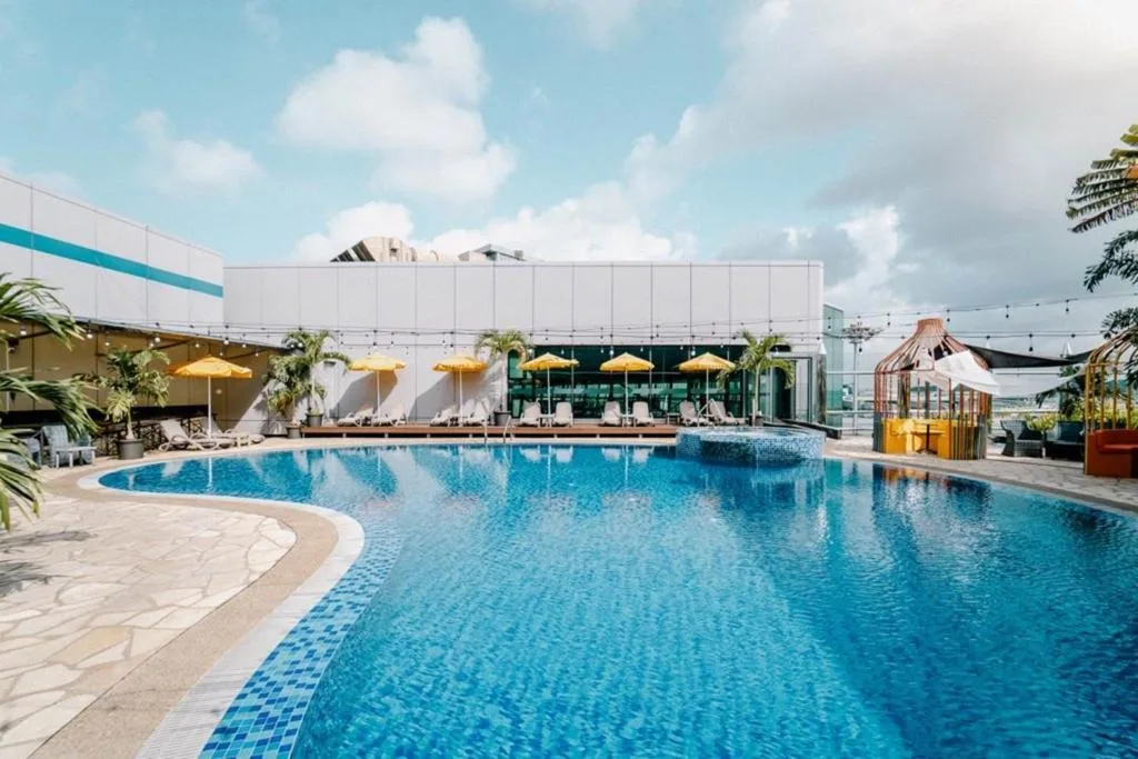 Piscine extérieure sur le toit du Terminal 1 à l'aéroport de Singapour