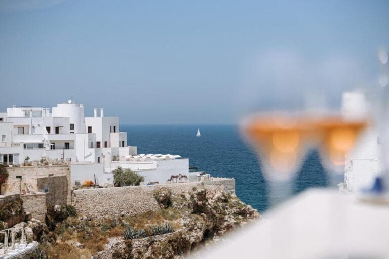 Terrasse d’une maison d’hôtes avec vue imprenable sur les falaises de Polignano a Mare