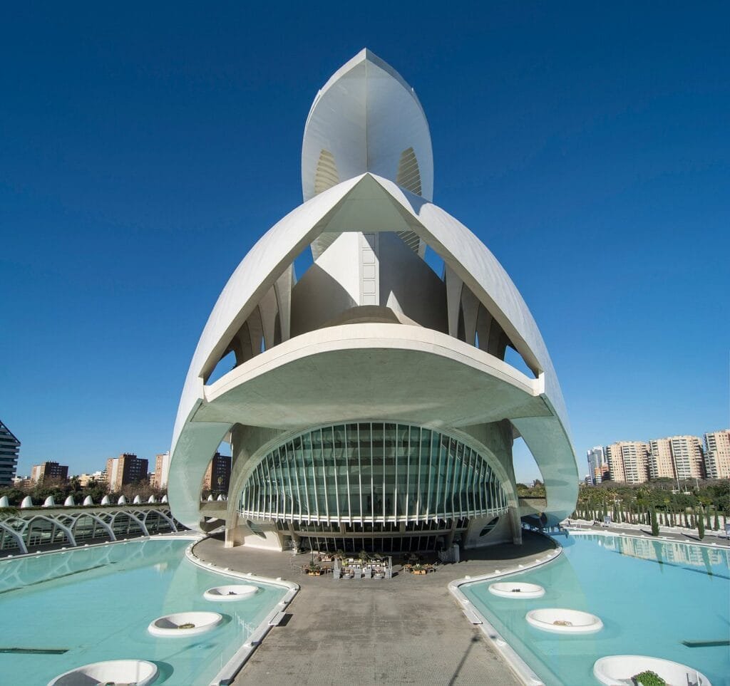 Palais des Arts Reina-Sofía vu depuis les jardins