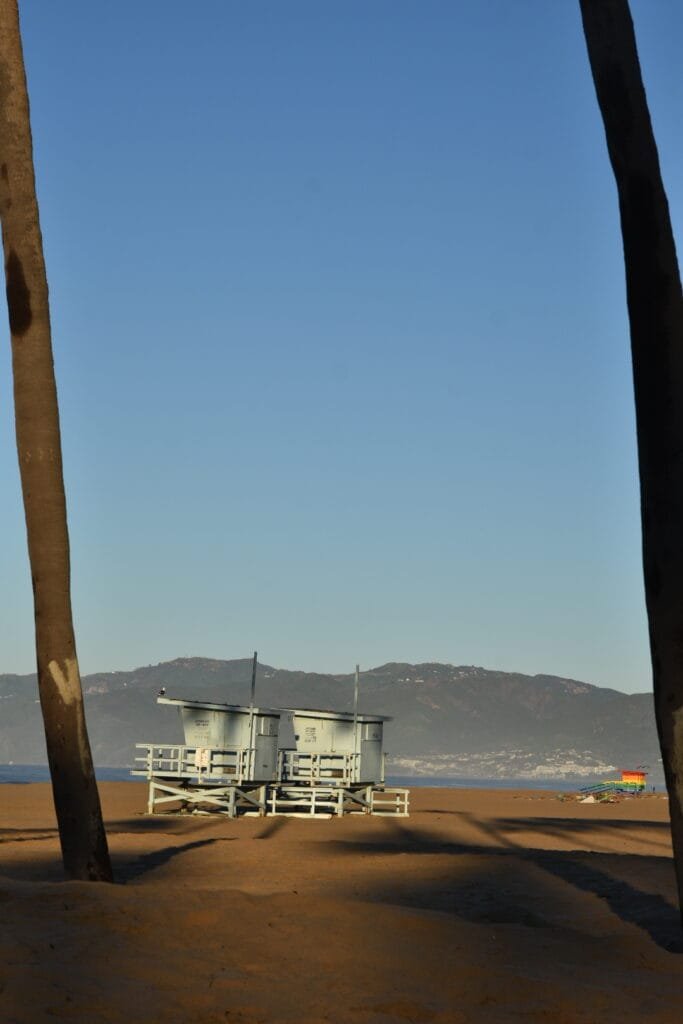 Que faire à Los Angeles ? Le city-guide ! 2 Venice Beach à Los Angeles au lever du soleil avec ses cabanes iconiques