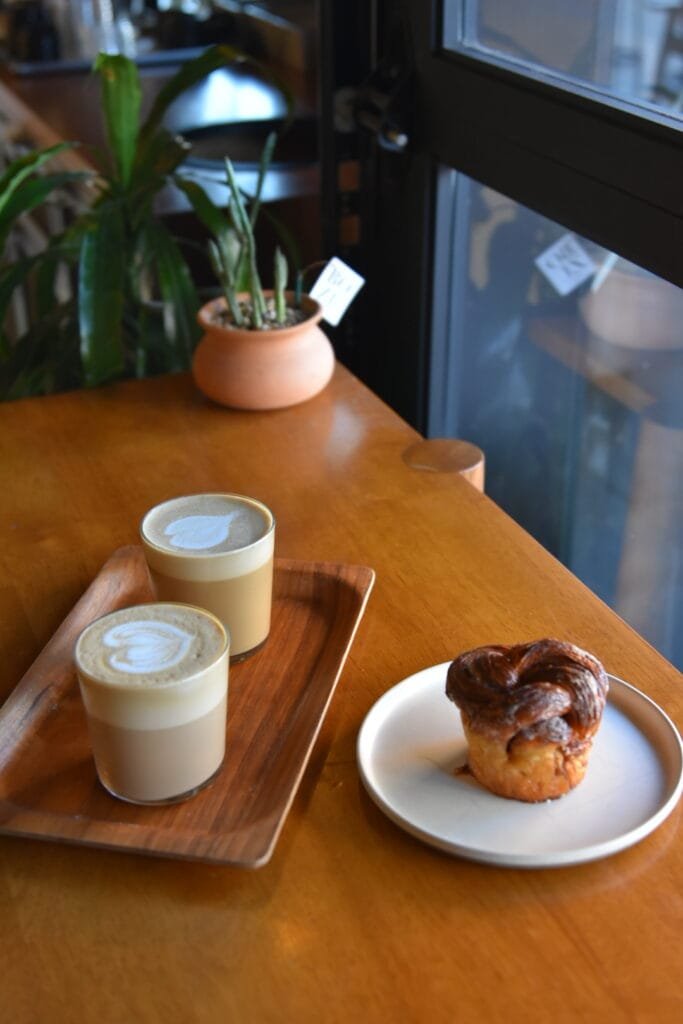 Café branché dans l’Arts District à Los Angeles