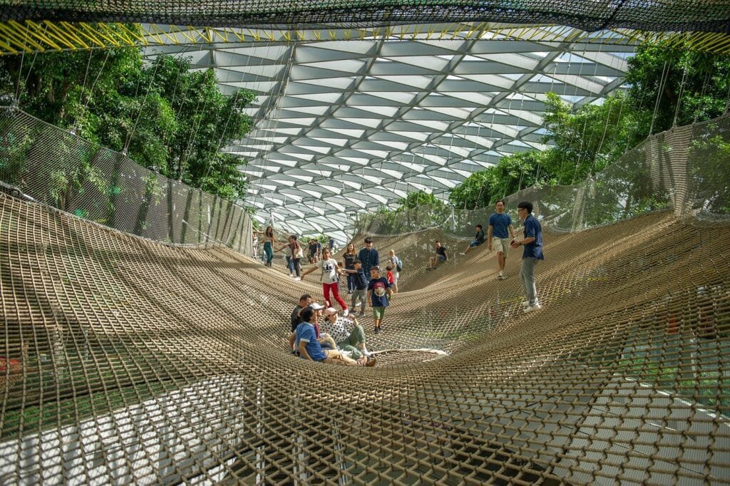 Que faire à l'aéroport de Singapour ? Guide complet ! 2 Touristes marchant dans les jardins suspendus du Canopy Park à l'aéroport Changi de Singapour