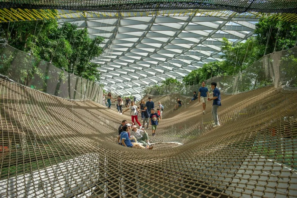 Touristes marchant dans les jardins suspendus du Canopy Park à l'aéroport Changi de Singapour