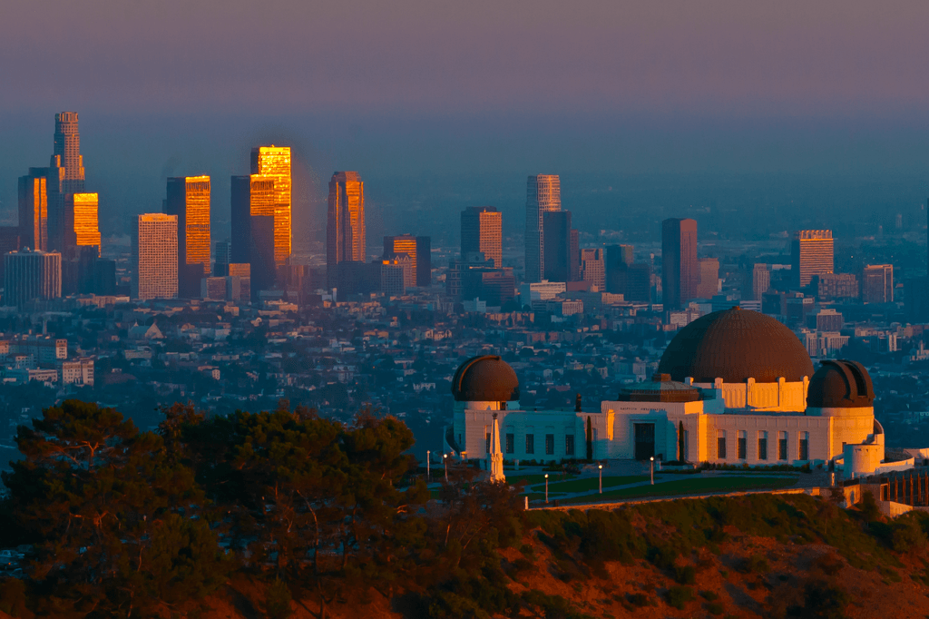 Coucher de soleil incroyable sur le Griffith Observatory et sur Los Angeles