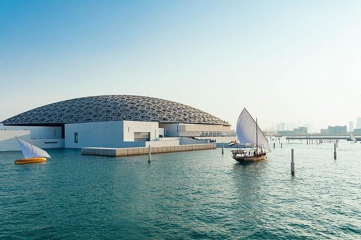 Visiter le Louvre d'Abu Dhabi en 2026 : le guide ultime ! 3 Promenade en kayak autour du dôme du Louvre Abu Dhabi