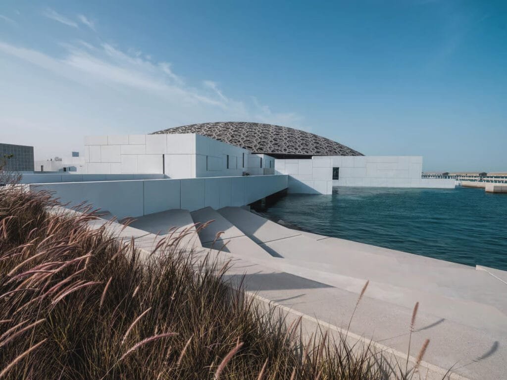 Visiter le Louvre d'Abu Dhabi en 2026 : le guide ultime ! 2 louvre abu dhabi architecture