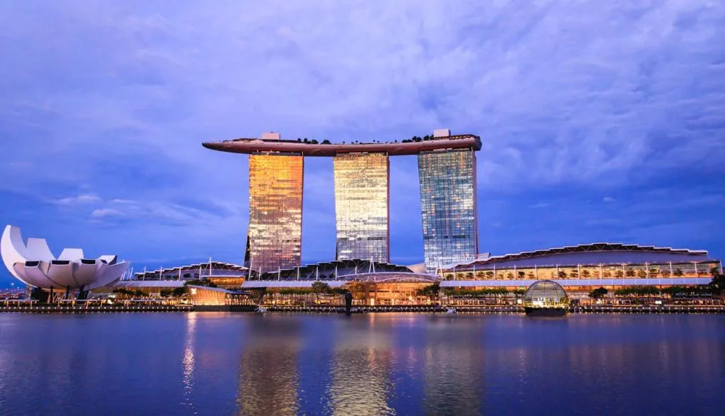 Vue panoramique sur le Marina Bay Sands de Singapour au coucher du soleil