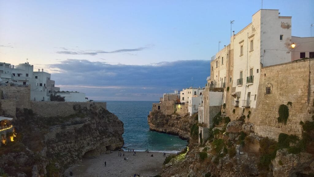 Visiter Polignano a Mare : Que faire + bonnes adresses 5 Plage de galets Lama Monachile entourée de falaises à Polignano a Mare