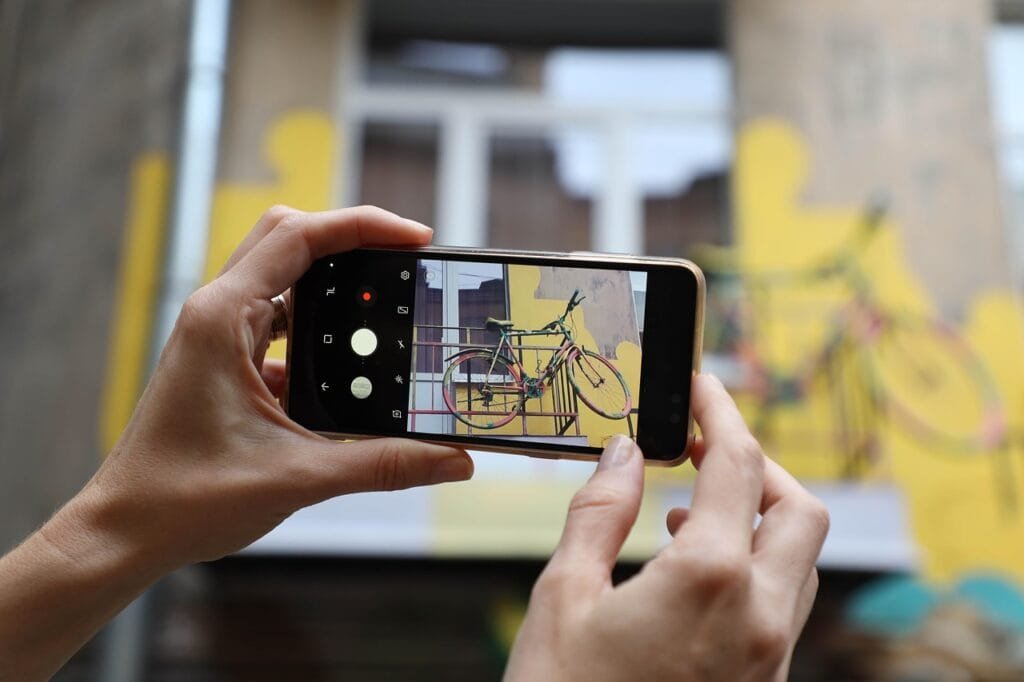 Applications pour voyager en Asie : les indispensables ! 4 Touriste qui voyage sereinement en Asie grâce à des conseils voyage