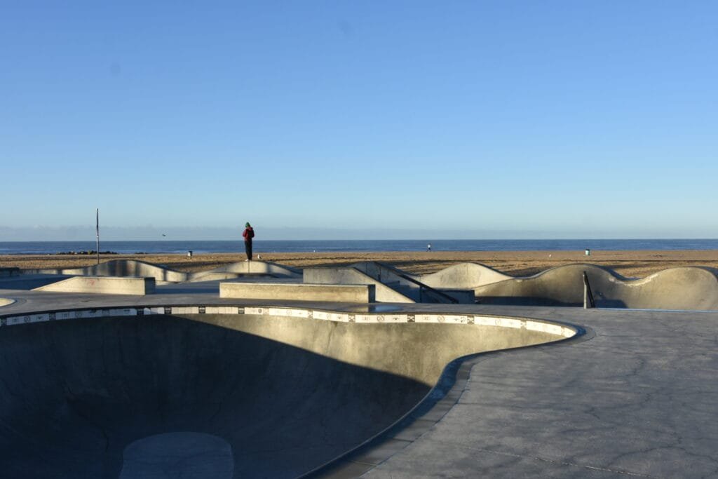 Skateurs sur la promenade de Venice Beach à Los Angeles