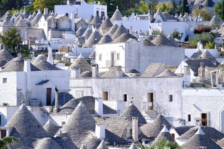 Louer une voiture dans les Pouilles : le meilleur guide ! 4 Trulli d'Alberobello dans les Pouilles à découvrir en voiture de location