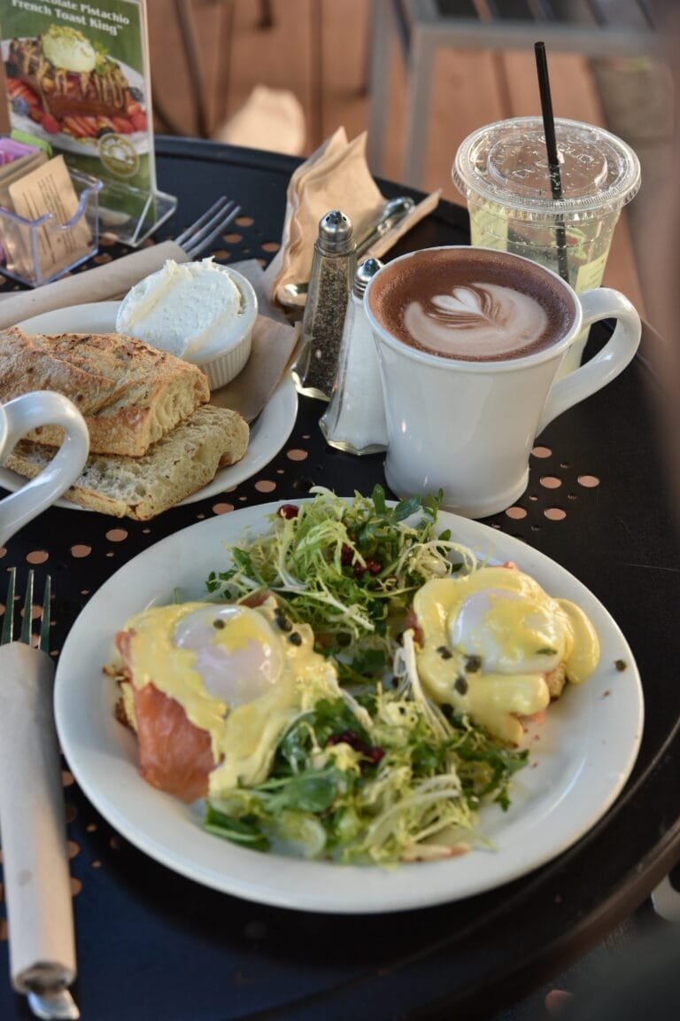 Brunch californien avec avocado toast et œufs pochés au Ruth Café à Los Angeles
