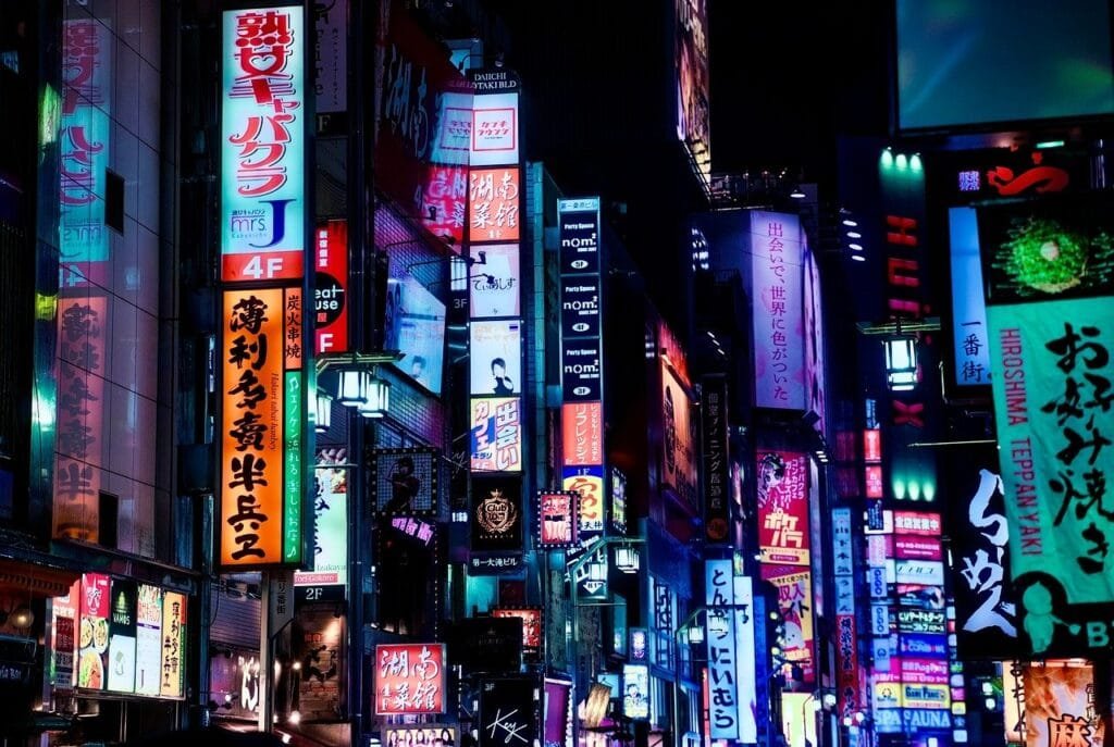 Où dormir à Tokyo ? Adresses + meilleurs quartiers 11 Quartier de Kabukicho à Shinjuku illuminé la nuit avec ses enseignes de bars et restaurants