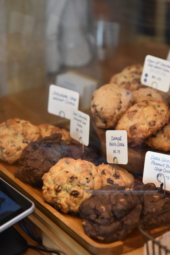 Vitrine de cookies de chez Levain Bakery à Los Angeles