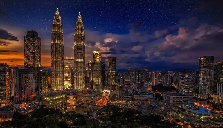 Vue sur le quartier de KLCC de nuit